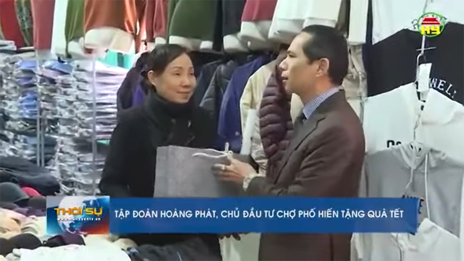 Chủ tịch Tập Đoàn Hoàng Phát Tặng quà tết chợ Phố Hiến}